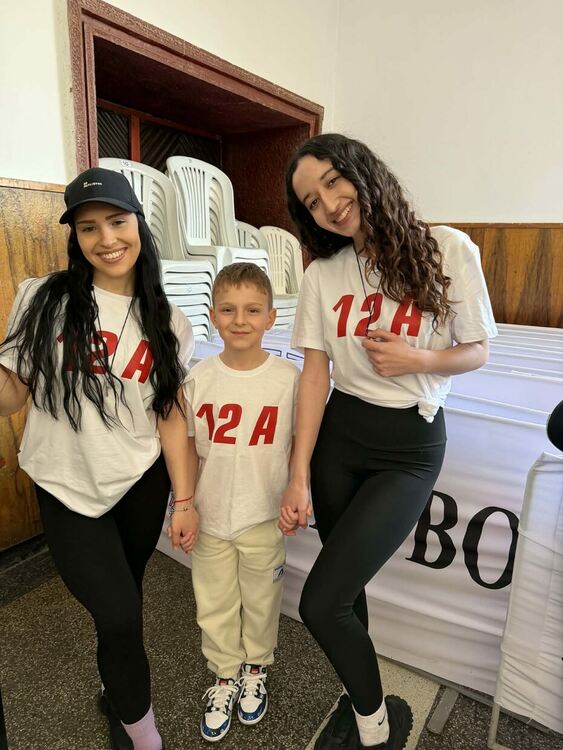 На баскетболен мач: Ученици от ПГТ-Хасково поканиха класния си ръководител Виктор Колянов на бала 