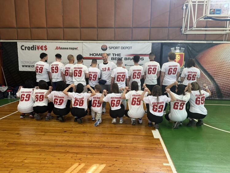 На баскетболен мач: Ученици от ПГТ-Хасково поканиха класния си ръководител Виктор Колянов на бала 