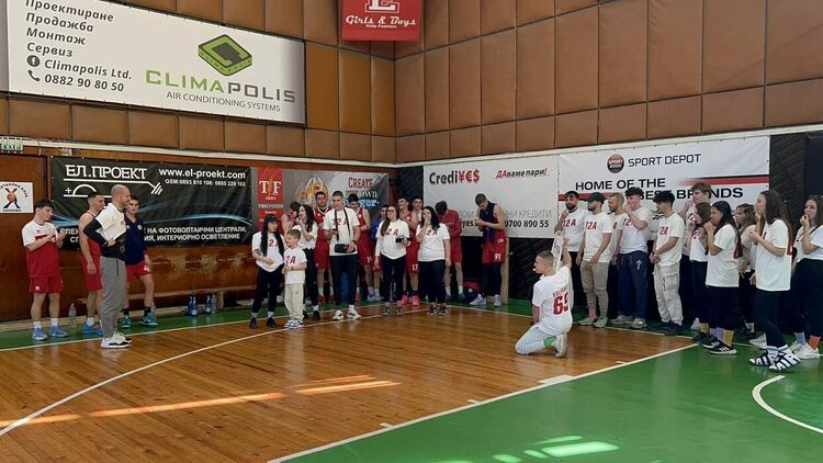 На баскетболен мач: Ученици от ПГТ-Хасково поканиха класния си ръководител Виктор Колянов на бала 