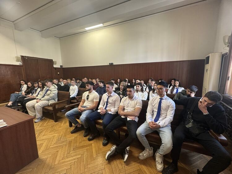 Ученици от ПГДС-Хасково слушаха лекция в съда за сключването на договор при постъпване на работа