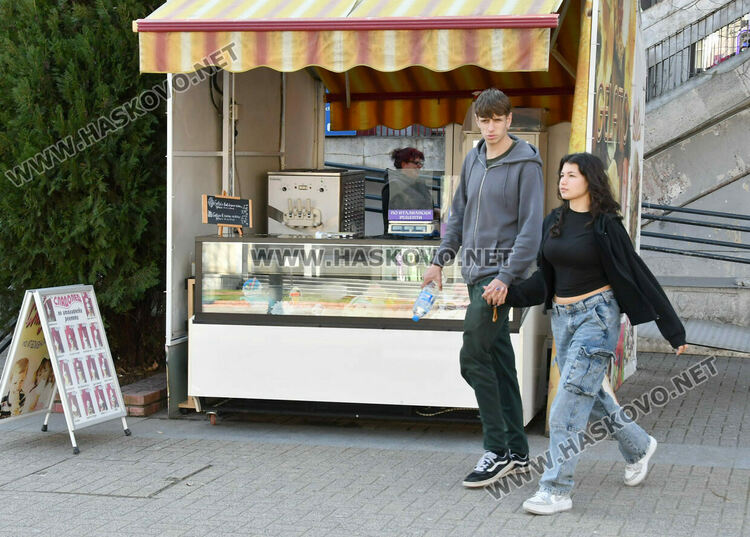 Слънчево, с много малко облаци