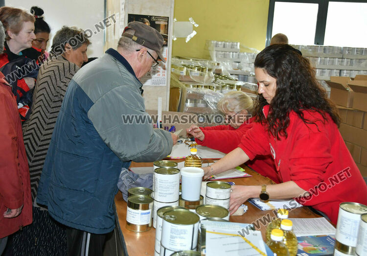 Хасковлии извиха опашка в първия ден от раздаването на помощи от БЧК