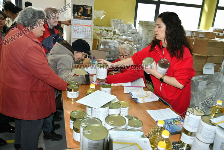 Хасковлии извиха опашка в първия ден от раздаването на помощи от БЧК