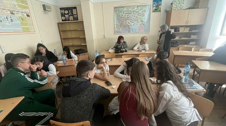 Поетична среща с Екатерина Гаджева вдъхнови ученици в Смолян