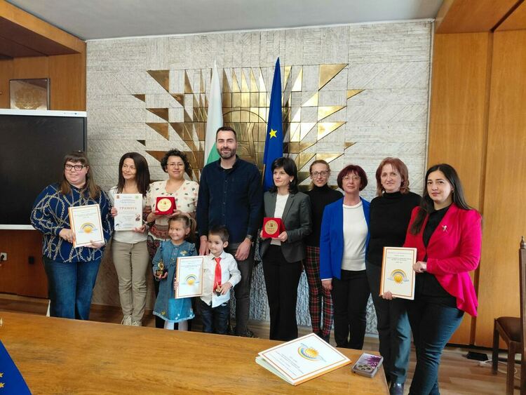 Зам.-кметът Марин Захариев награди участниците в конкурса &bdquo;Баба Марта бързала, мартенички вързала&ldquo;