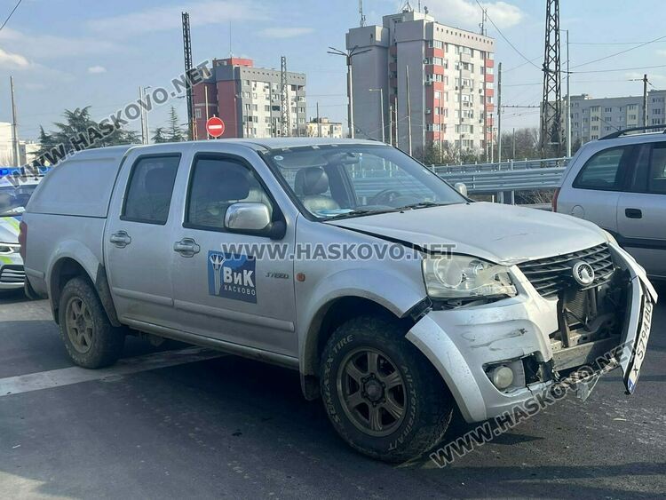 МВР: Водачът на колата на ВиК-Хасково не е спрял на &bdquo;Стоп&ldquo; и е ударил &bdquo;Фолксвагена&ldquo;