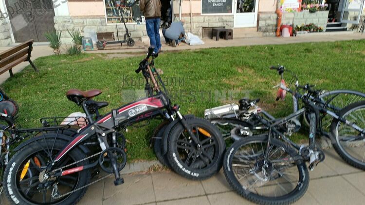 Пролетта идва,с нея се пренаселиха и тротоарите в Кърджали с велосипеди
