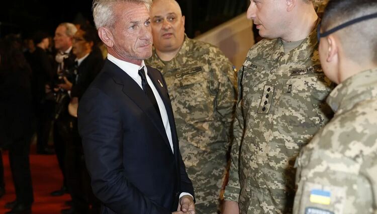 Шон Пен с украински войници в Кан