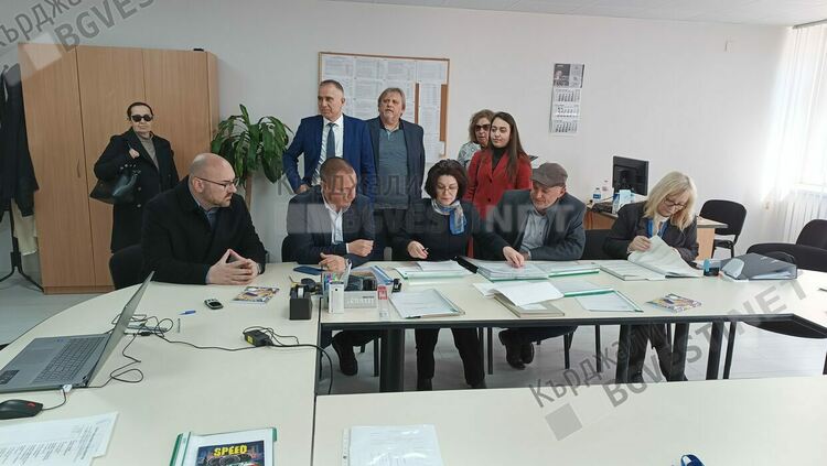 Коалицията ПП-ДБ регистрира листата си в РИК -Кърджали,водач е общественикът Себахатин Гьокче