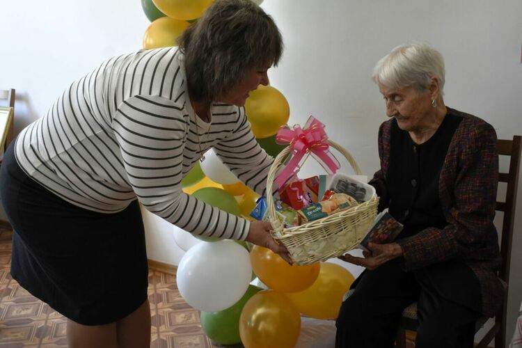 Баба Атанаска от село Златовръх навърши 100 г.