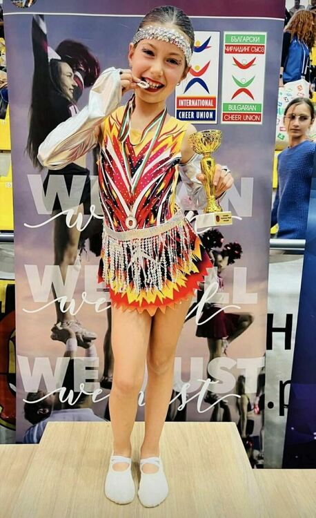 Стотици ученици от цялата страна взеха участие в Националния ученически турнир по чирлидинг 