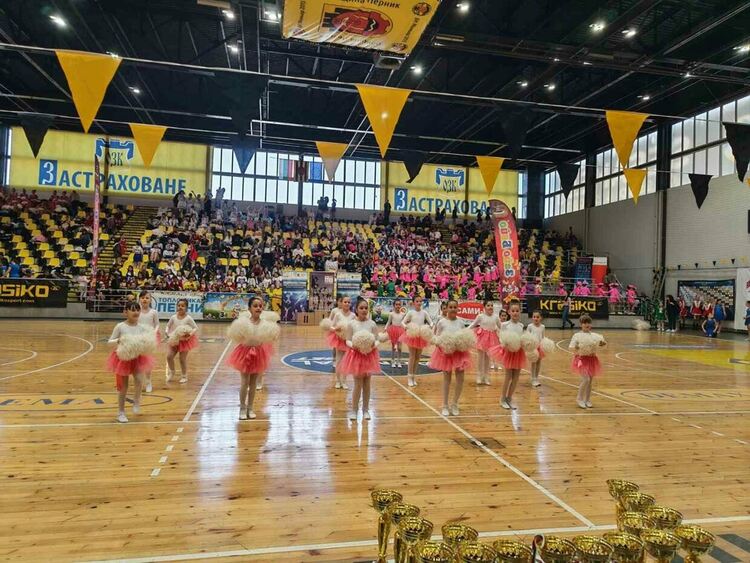 Стотици ученици от цялата страна взеха участие в Националния ученически турнир по чирлидинг 