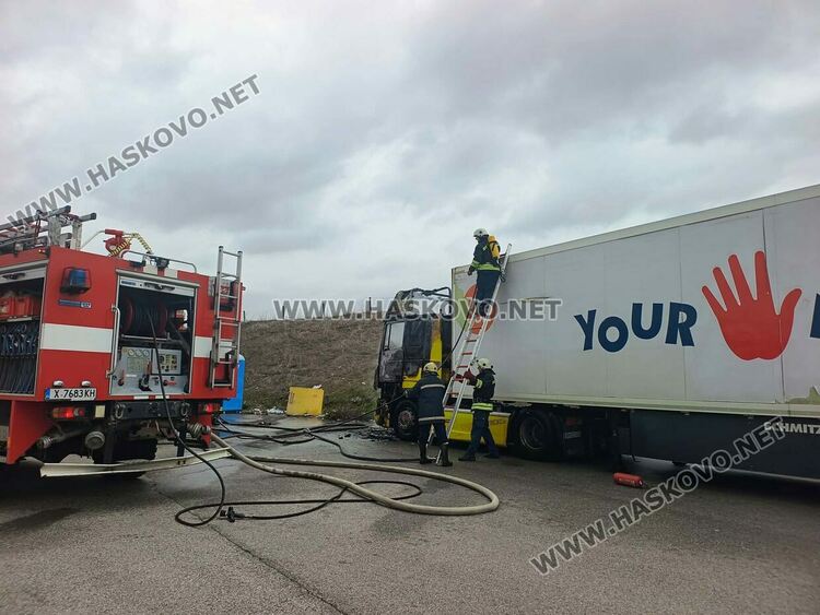 Тир с кучешка храна пламна на паркинг край магистрала &bdquo;Марица&ldquo;