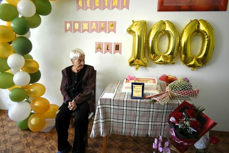 Баба Атанаска от село Златовръх навърши 100 г.