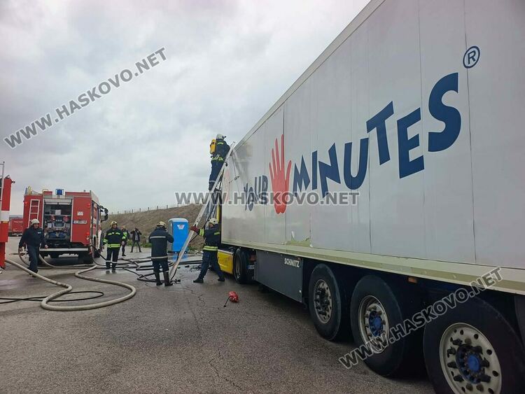 Тир с кучешка храна пламна на паркинг край магистрала &bdquo;Марица&ldquo;