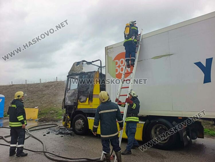 Тир с кучешка храна пламна на паркинг край магистрала &bdquo;Марица&ldquo;