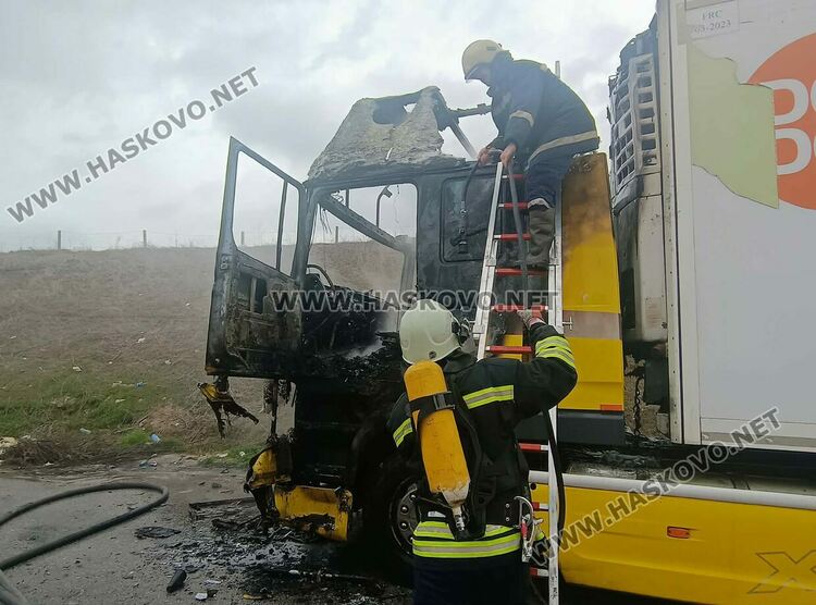 Тир с кучешка храна пламна на паркинг край магистрала &bdquo;Марица&ldquo;