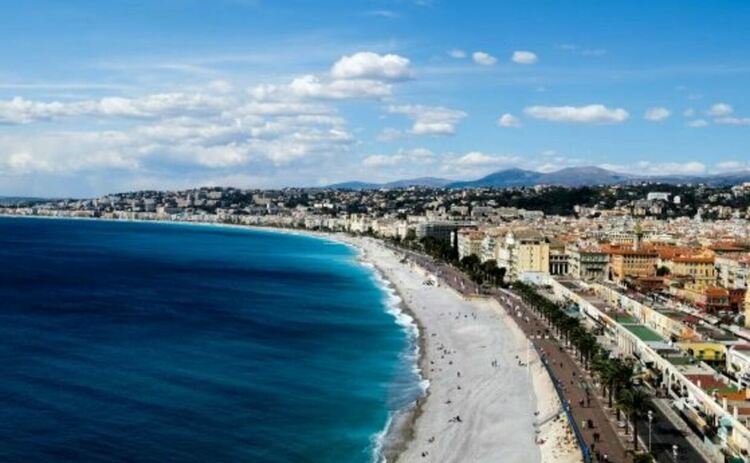 Според ЮНЕСКО, през 2022 г. има 100% вероятност от цунами с височина поне един метър в Средиземно море през следващите 30 години. Френският Лазурен бряг е един от най-сеизмично активните райони в Западна Европа.