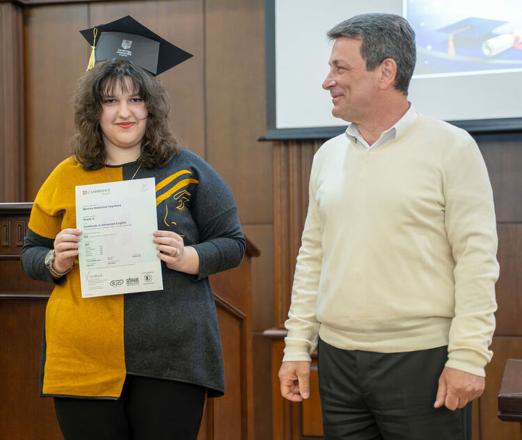 34 ученици от Езиковата гимназия в Хасково с Кеймбридж сертификати