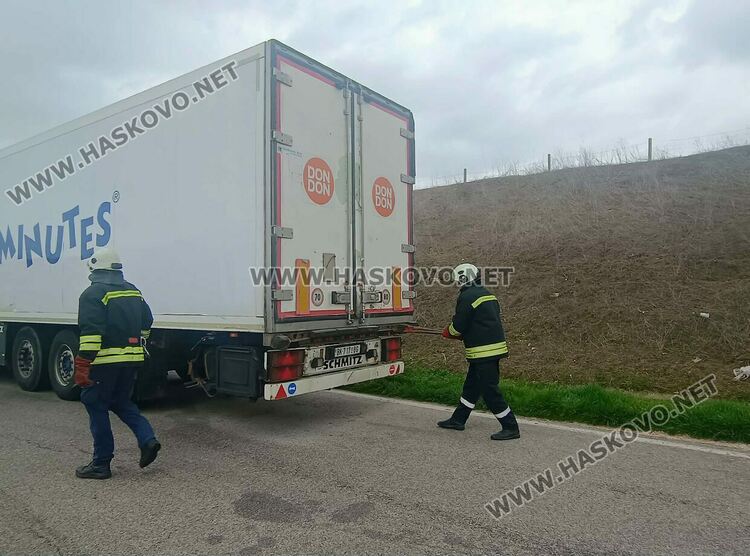 Тир с кучешка храна пламна на паркинг край магистрала &bdquo;Марица&ldquo;