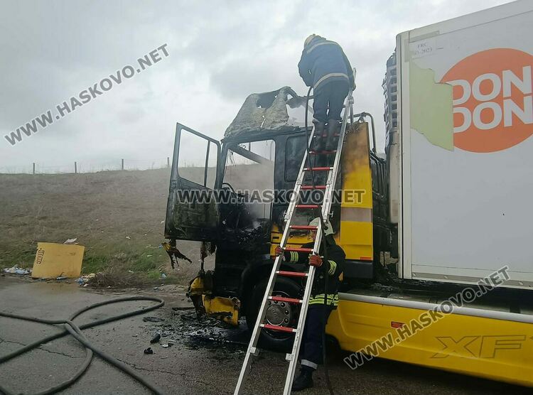 Тир с кучешка храна пламна на паркинг край магистрала &bdquo;Марица&ldquo;