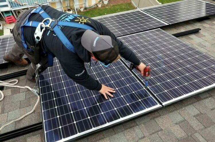 Ненормално високите екотакси оскъпяват слънчевия ток, бизнесът иска нов модел