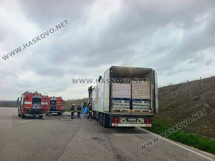 Тир с кучешка храна пламна на паркинг край магистрала &bdquo;Марица&ldquo;