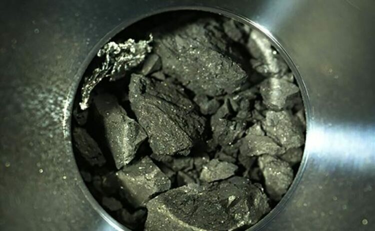 Черните частици от астероид на около 300 милиона километра разстояние изглеждат незабележителни, но съдържат компоненти на живота