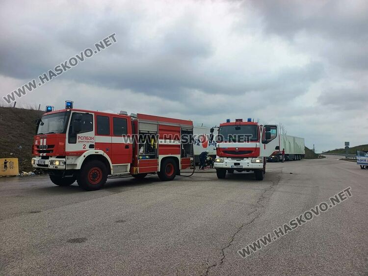 Тир с кучешка храна пламна на паркинг край магистрала &bdquo;Марица&ldquo;