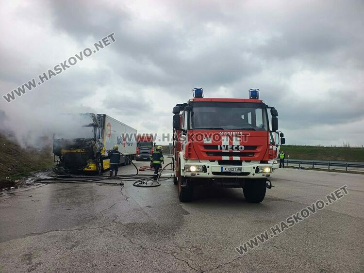 Тир с кучешка храна пламна на паркинг край магистрала &bdquo;Марица&ldquo;