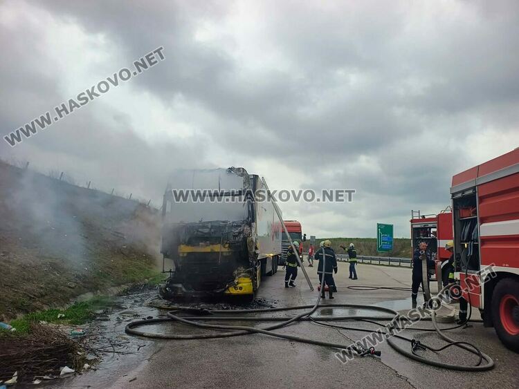 Тир с кучешка храна пламна на паркинг край магистрала &bdquo;Марица&ldquo;