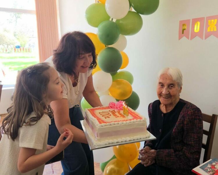 Баба Атанаска от село Златовръх навърши 100 г.