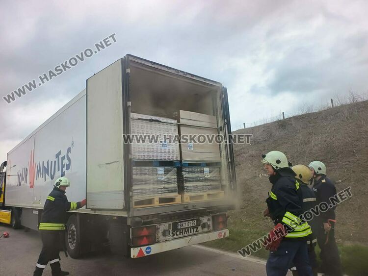 Тир с кучешка храна пламна на паркинг край магистрала &bdquo;Марица&ldquo;
