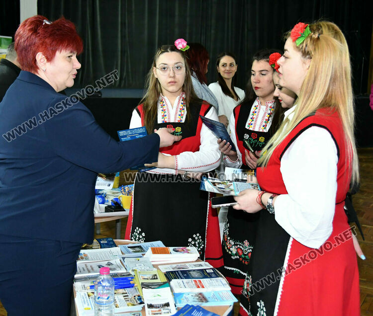 Ученици разгледаха специалностите в 26 ВУЗ-а, сред които три хасковски 