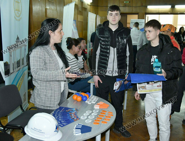 Ученици разгледаха специалностите в 26 ВУЗ-а, сред които три хасковски 