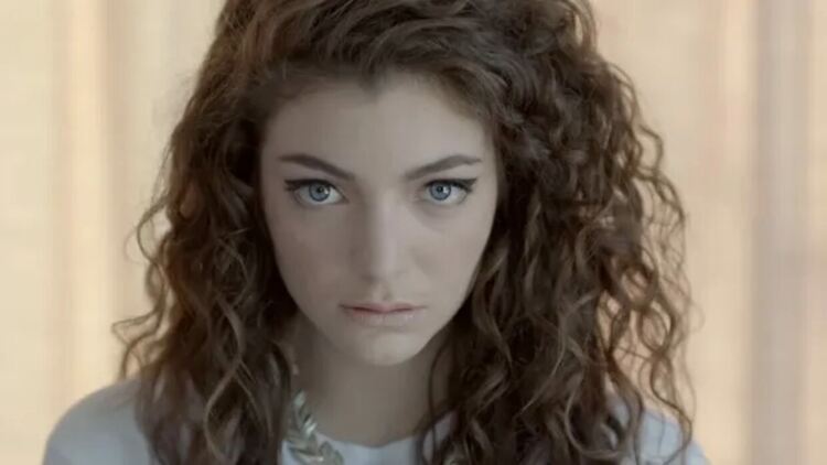 Видеото на хита на Lorde &bdquo;Royals&ldquo; влезе в клуба &bdquo;Милиард гледания&ldquo;
