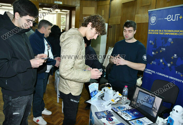 Ученици разгледаха специалностите в 26 ВУЗ-а, сред които три хасковски 