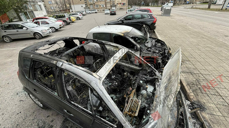 Лек автомобил горя посред нощ, засегнат е и още един