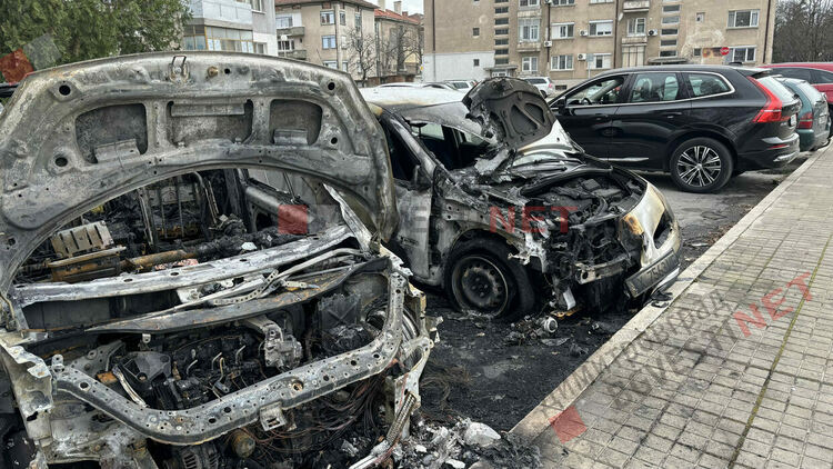 Лек автомобил горя посред нощ, засегнат е и още един