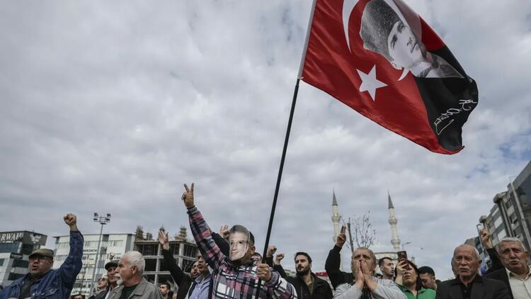 Хиляди протестиращи в Истанбул скандираха &bdquo;Имамоглу президент&ldquo;