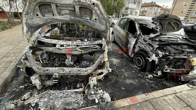 Лек автомобил горя посред нощ, засегнат е и още един