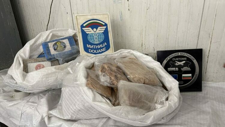 Задържаха тираджия с над 14 кг синтетичен канабиноид