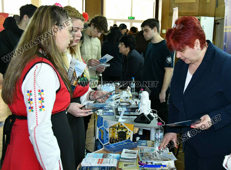 Ученици разгледаха специалностите в 26 ВУЗ-а, сред които три хасковски 