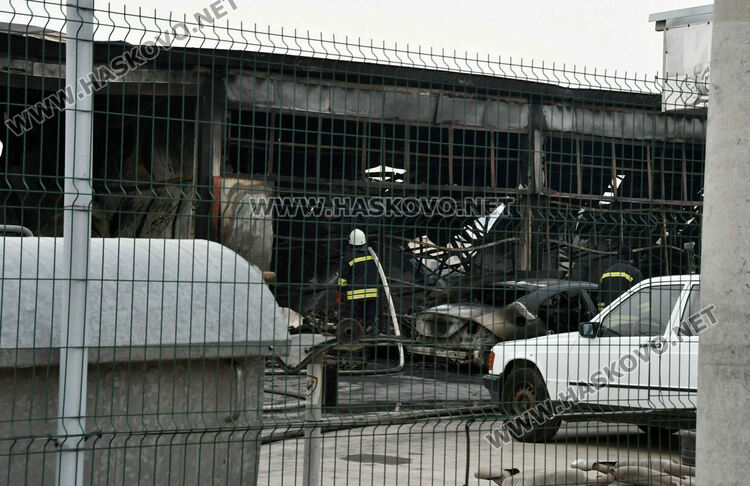 Пожар изпепели автоморга в хасковския квартал &bdquo;Болярово&ldquo;