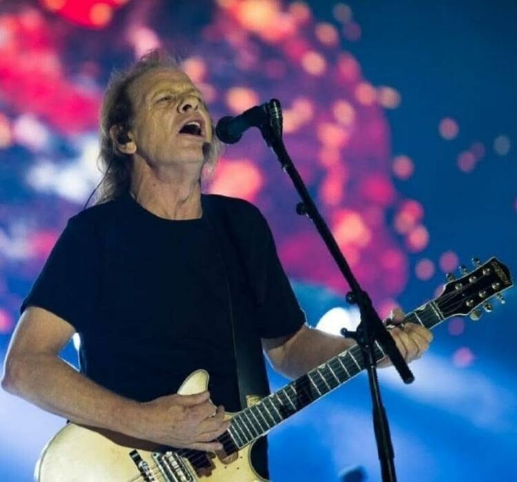 Стийв Йънг, ритъм китариста на  &bdquo;AC/DC&ldquo;  е получил инсулт вчера в Буенос Айрес