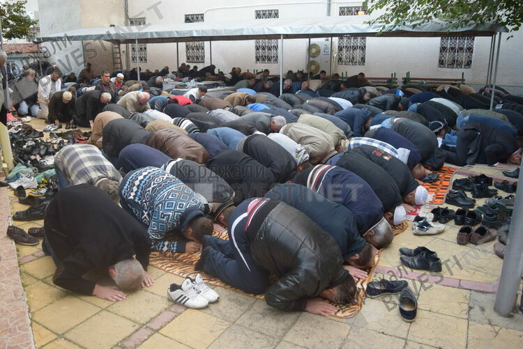 Рамазан Байрам е! Хиляди мюсюлмани в Кърджалийско се молят за мир в празничната молитва