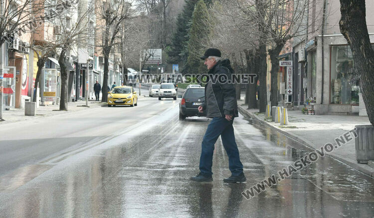 Хасковлии: Вода изби от подпорна стена и потече по бул. &bdquo;Освобождение&ldquo;
