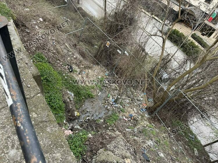 Хасковлии: Вода изби от подпорна стена и потече по бул. &bdquo;Освобождение&ldquo;