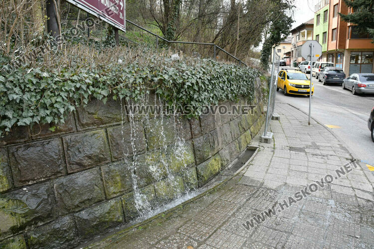 Хасковлии: Вода изби от подпорна стена и потече по бул. &bdquo;Освобождение&ldquo;