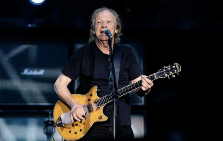 Стийв Йънг, ритъм китариста на  &bdquo;AC/DC&ldquo;  е получил инсулт вчера в Буенос Айрес